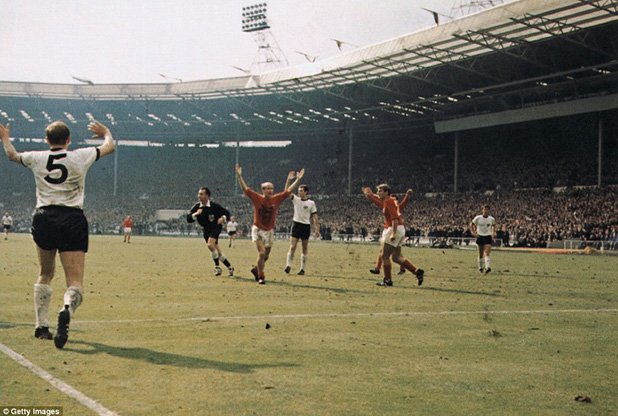Най-големият момент на "Уембли". Гол или не? Боби Чарлтън е готов да празнува, германците гледат с надежда към тъчрефера Тофик Бахрамов... Попадението на Джеф Хърст е признато и Англия повежда с 3:2 в продълженията на финала на световното през 1966 г. Купата е за "трите лъва"! И до днес Германия отрича топката да е минала голлинията. С тогавашните технологии и камери - недоказуемо и дали има гол или не.