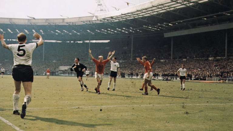 Най-големият момент на "Уембли". Гол или не? Боби Чарлтън е готов да празнува, германците гледат с надежда към тъчрефера Тофик Бахрамов... Попадението на Джеф Хърст е признато и Англия повежда с 3:2 в продълженията на финала на световното през 1966 г. Купата е за "трите лъва"! И до днес Германия отрича топката да е минала голлинията. С тогавашните технологии и камери - недоказуемо и дали има гол или не.