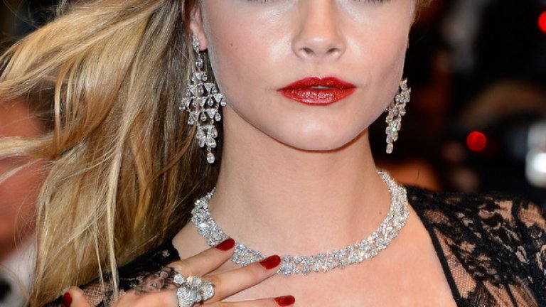 Кара Делевин 
Майката на Кара – Пандора Делевин – е смятана за една от красавиците на висшето общество в Лондон. Освен това Пандора е дъщеря на сър Джослин Стивънс, медиен магнат, и лейди Маргарет, която е има родствена връзка с британската кралска фамилия. 
Бащата на манекенката – Чарлс Делевин, е успешен брокер на недвижими имоти, който успява да отгледа трите си дъщери в един от най-престижните лондонски квартали – Белгравия, където едно жилище не струва по-малко от 3 млн. долара. Произходът й помага на Кара да бъде забелязана от правилния моден агент, който е баща на нейна съученичка в частното училище, което посещават.