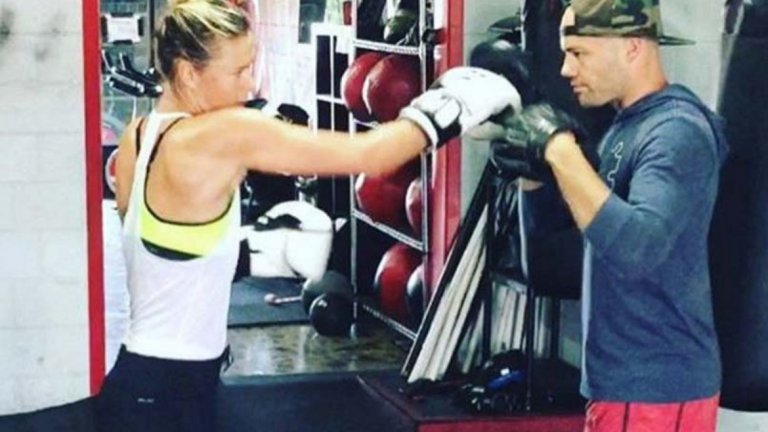 „Опитах бокс, защото трябваше да се поддържам във форма. Прекрасно е, защото си представям конкретни хора, които искам да ударя“, сподели Шарапова.