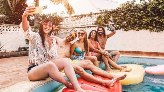 Безкрайни пътувания и фалшиви новини - очаквано лоша комбинация