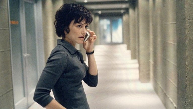 Нина Майерс – „24”
Сред всички брутални убийци и терористи в сериала „24”, Нина Майерс беше в своя собствена категория. Тя успя да заблуди главния герой Джак Бауър, да убие жена му и да се окаже двоен агент, отговорен за смъртта на още хора. Когато Бауър най-сетне я застреля в трети сезон, чувството беше на закъсняло, но сладко отмъщение.