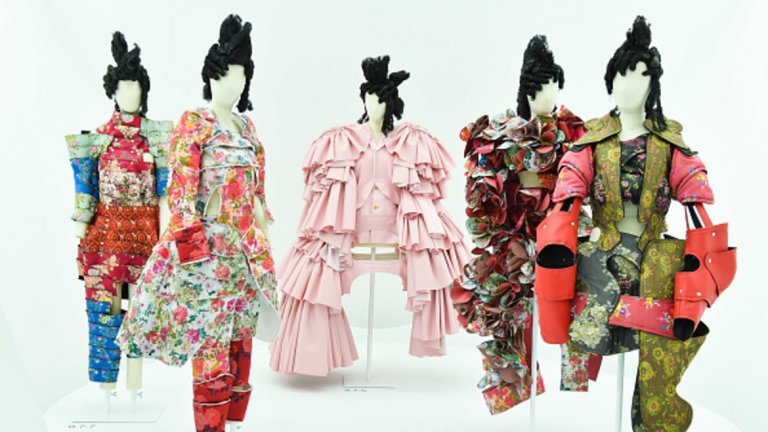 Comme des Garcons прави дебюта си през 1984 г. и оттогава непрекъснато провокира общите представи за цветовете, формите и нормите за модата