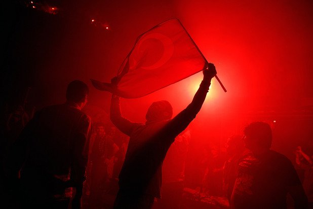 8 юни 2013 година. Млад мъж развява турското знаме сред дим от пламъците по време на демонстрация на площад "Таксим” в Истанбул. Малко по-рано управляващата партия на премиера Реджеп Ердоган изключи възможността за преждевременни избори. Хиляди противници на правителството пренебрегнаха призива му за незабавен край на протестите.
Снимка: Reuters/Stoyan Nenov/Стоян Ненов