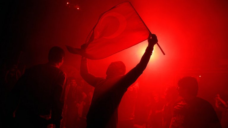 8 юни 2013 година. Млад мъж развява турското знаме сред дим от пламъците по време на демонстрация на площад "Таксим” в Истанбул. Малко по-рано управляващата партия на премиера Реджеп Ердоган изключи възможността за преждевременни избори. Хиляди противници на правителството пренебрегнаха призива му за незабавен край на протестите.
Снимка: Reuters/Stoyan Nenov/Стоян Ненов