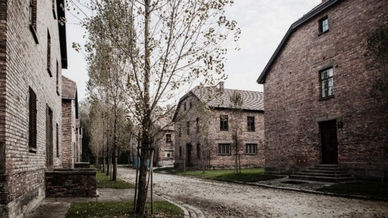 Пътят към лагера на смъртта. Преди да станат концентрационен лагер, казармите са ползвани от полската армия. 33-те сгради стават ядрото на лагера Аушвиц 1. 