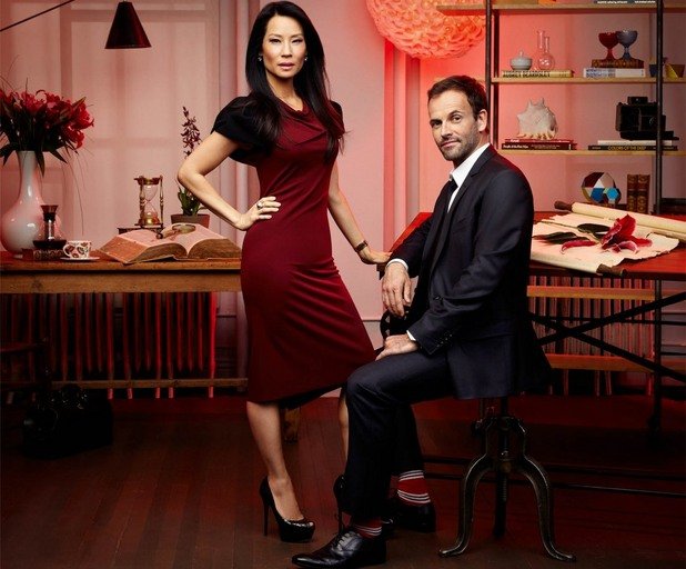 Джони Лий Милър в Elementary (2012-) - Не сме особени почитатели на този сериал, но издържа до шести сезон, което показва, че публиката има интерес. Този Шерлок е лекуващ се от зависимостта си наркоман, който вече живее в Ню Йорк и помага на полицията. Модерната холивудска врътка тук е, че д-р Уотсън е жена. И е азиатка.