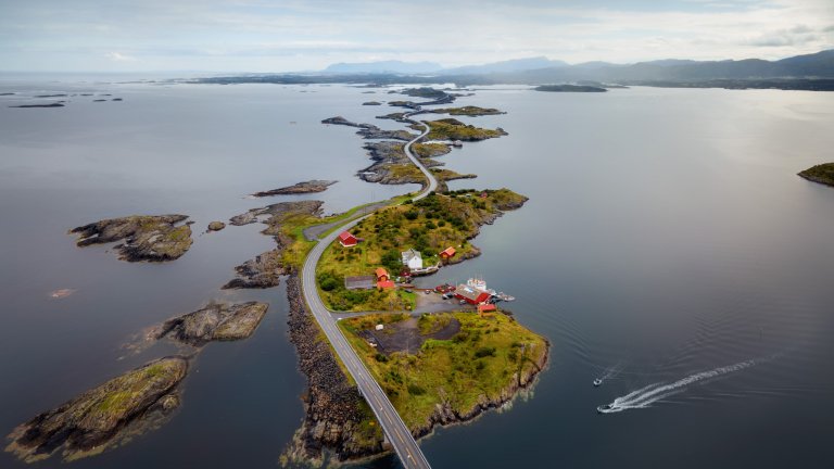 Атлантическият път, Норвегия 
Е, гледката говори сама за себе си. Пътят е наречен „Инженерният подвиг на века“ и свързва Бюд с Кристиансунд през океана, минавайки през серия от острови и осем тесни моста. Дълъг е само осем километра, но пък какви! В допълнение, насечената от фиорди и планини Норвегия има редица красиви пътища и във вътрешността, като например Tollstigen - или Стълбата на трола. 
Сгушен в планините по западното крайбрежие на Норвегия, пътят из планината е сред най-драматичните маршрути в света с 11-те си серпентини и наклон от 9%.