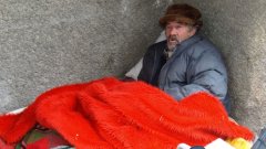 61-годишният Николай Божков е един от тези българи, които живеят в крайна бедност. Близо две години инвалидът с ампутирани долни крайници живее на улицата, приютил се под терасата на жилищен блок в морската столица. Съседи са му дали стари завивки, за да може да изкара студените зимни нощи.