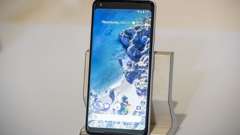 11. Google Pixel XL 2 
Голям екран, изчистен Android и впечатляваща камера - Pixel XL 2 отговаря на всички основни изисквания на феновете на Google. 6-инчовият дисплей, произведен от LG, създаде проблеми на компанията заради появата на "прегарящи" пиксели при някои потребители и по-слабата видимост при определени ъгли. Въпреки това устройството е достатъчно добро и за игри, и за гледане на видео. Под капака има пределно много мощност, но истинската ценност на Pixel XL 2 е камерата - снимките изглежда фантастично, а дори DxOmark класира телефона на Google като най-добрата фотографска система сред мобилните устройства.