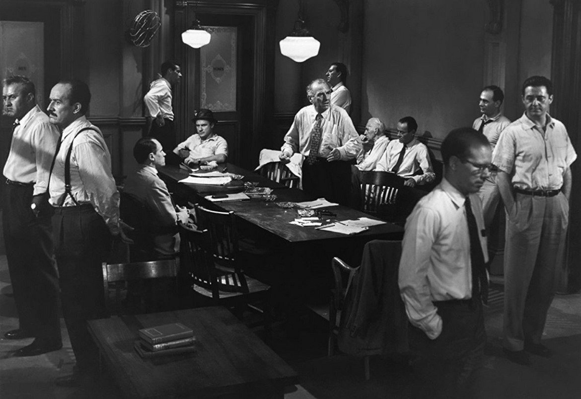 12 разгневени мъже (1957 г., реж. Сидни Лумет)
 
...с изключение на класиката на Сидни Лумет. Филмът, чието действие почти изцяло се развива в едно помещение, разказва за жури от 12 съдебни заседатели. Те дебатират дали обвинен в убийство младеж е виновен.