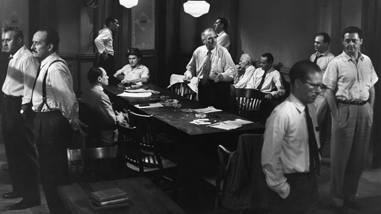 12 разгневени мъже (1957 г., реж. Сидни Лумет)
 
...с изключение на класиката на Сидни Лумет. Филмът, чието действие почти изцяло се развива в едно помещение, разказва за жури от 12 съдебни заседатели. Те дебатират дали обвинен в убийство младеж е виновен.
