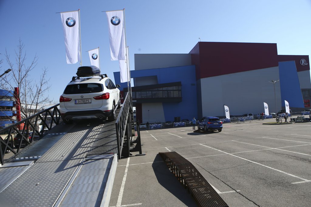 Цялата гама модификации на новото BMW X1 можеше да бъде тествана на специално изграден комплекс от рампи, които симулират специфични предизвикателства. 
