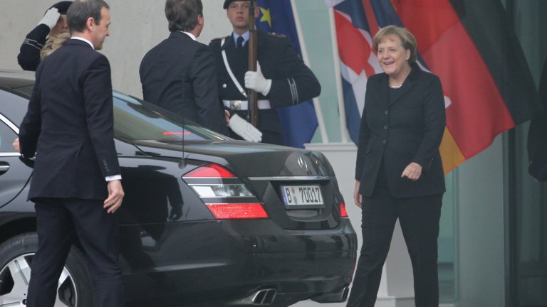 Ангела Меркел - канцлер на Германия
Mercedes-Maybach S 600 Pullman Guard
Това е само една от трите лимузини, които Меркел използва. Освен Mercedes, автопаркът на канцлера съдържа още Audi A8 L Security и BMW 760Li High Security. Както се разбира от имената им - всички са осигурени с висока степен на защита. Mercedes-ът (4,1 тона), който издържа на най-тежки атаки от автоматични оръжия и взривни устройства, тежи почти два пъти повече от нормалния модел на S 600.
