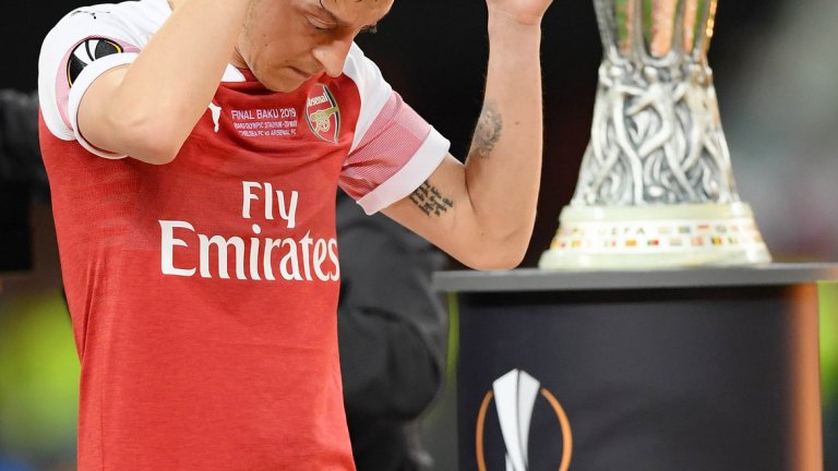 Йозил е с двойно гражданство - германско и турско, а на сватбата му кумува президентът Реджеп Ердоган.