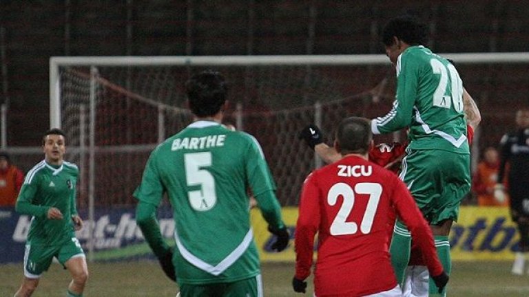 Тази тактика вече властва по цял свят, като и лидерът в българската "А" група Лудогорец се възползва от нея - там "Меси" е Емил Гъргоров (вляво)