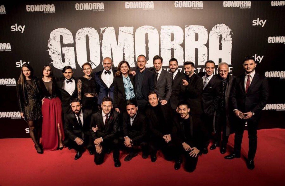 Българските актьори Александър Сано (вторият отляво на първия ред) и Боряна Мануилова (първата отляво) на премиерата на Гомор. В средата са двамата режисьори Франческа Коменчини (до мъжа с папионката, който е Марко д'Аморе) и Клаудио Купелини.