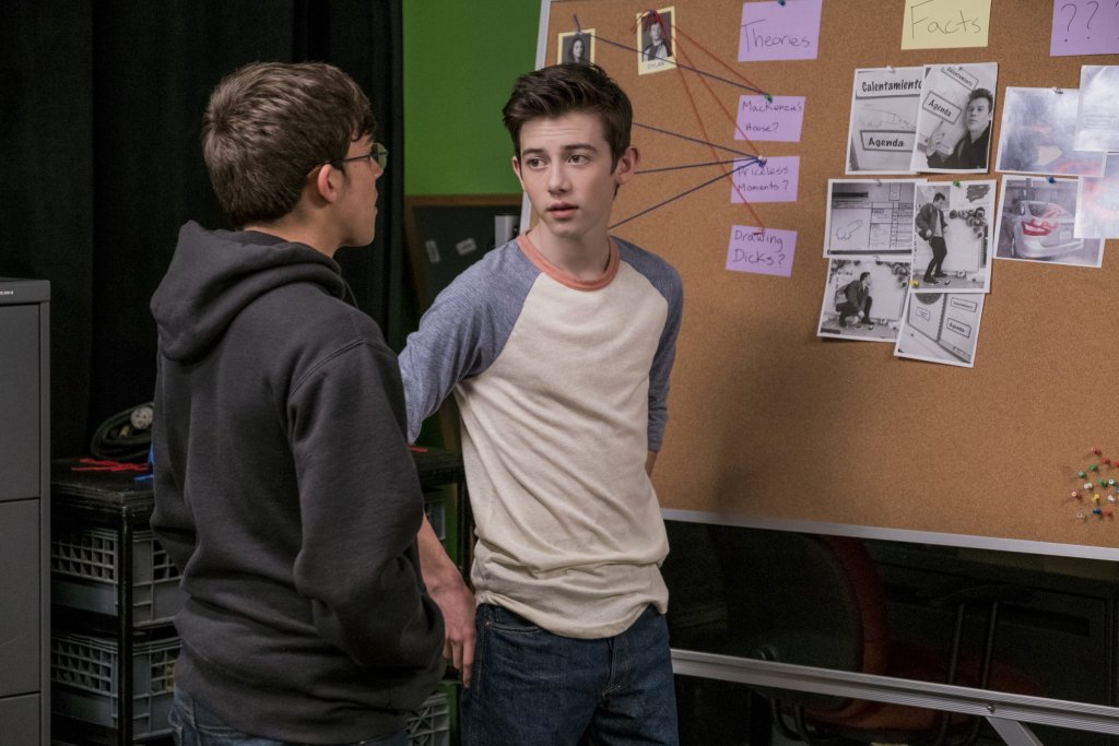 1. American Vandal 
\"Гимназия е разтърсена от акт на вандализъм, но главният заподозрян отрича обвиненията и намира приятел в лицето на момче, което прави филми. Комична криминална история по реален случай.\"