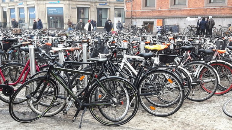 От другата страна на морето - на по-малко от 50 км. от Малмьо, се намира Копенхаген. Датската столица е още по-луда на тема велосипеди.