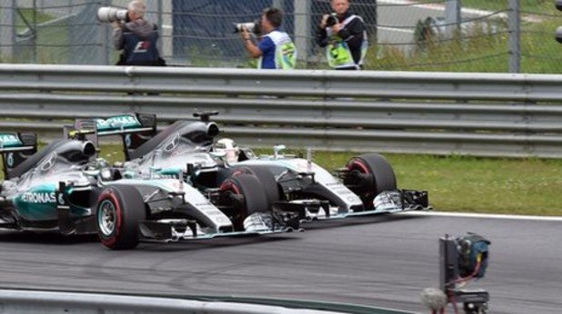 Mercedes получава допълнителен бонус от 35 милиона долара за това, че спечели и двете титли през 2015