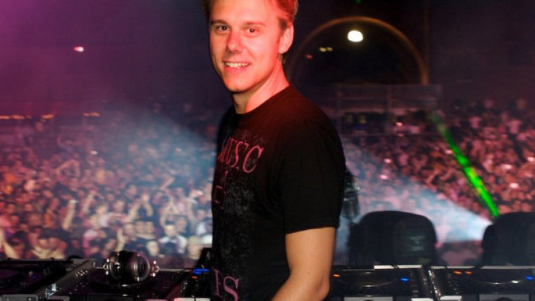Paul van Dyk , Carl Cox, Armin Van Buuren
Изданието Highway to love на Love Parade от 2008 година в Дормнунд, Германия събира 1 600 000 души на едно място под звуците на световноизвестните DJ-и  Paul van Dyk, Carl Cox, Armin Van Buuren и заслужено се записва в историята като едно от най-големите денс събития на света