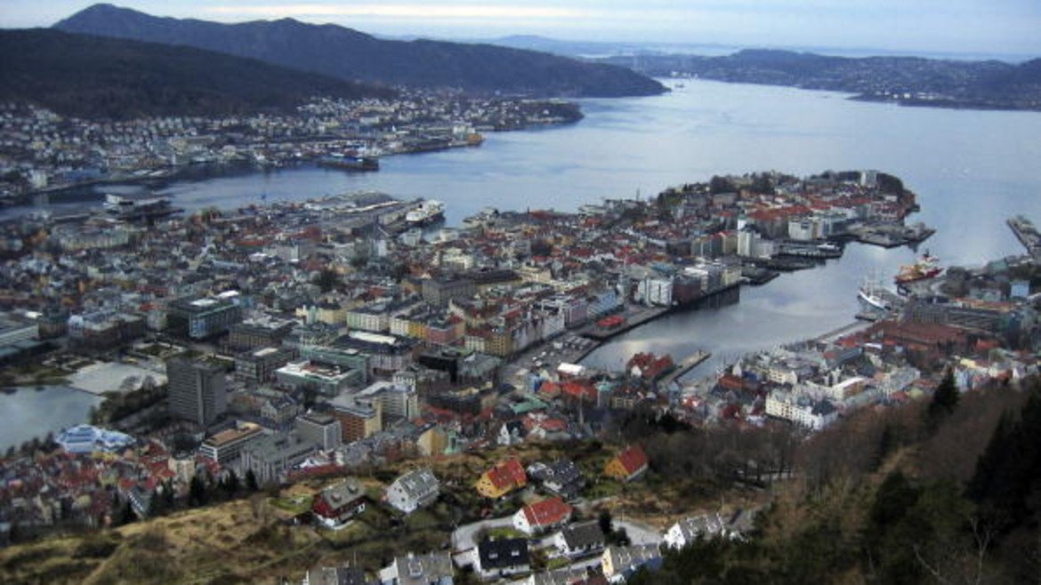 Град Берген е признат за неофициална столица на областта известна като Западна Норвегия, както и за официален път към норвежките фиорди. Берген има вътрешно пристанище, което е не само най-голямото в страната, но и едно от най-големите в Европа обработващо над 50% от товарите в Норвегия според пристанищната компания