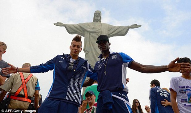 Двете луди момчета на Италия - Стефан ел Шарауи и Марио Балотели, позират през статуята на Исус Христос на хълма Корковадо край Рио. Дуото може да е хитът на турнира.