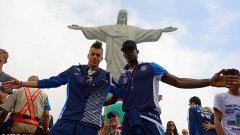 Двете луди момчета на Италия - Стефан ел Шарауи и Марио Балотели, позират през статуята на Исус Христос на хълма Корковадо край Рио. Дуото може да е хитът на турнира.