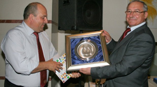 Симеон Кралев (вдясно)
Редовно печели изборите на Общите събрания в хокея на трева от 2003 г.  