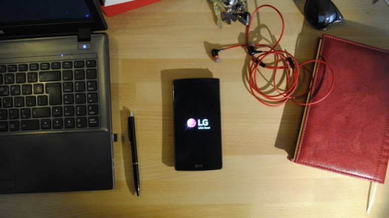 Екранът е "голям плюс" на модела - той е 5,5 инча, колкото са iPhone 6s Plus и Samsung Galaxy S6 Plus. За разлика от тях обаче LG G4 предлага още по-висока резолюция  вместо стандартните 1080 p тук имаме 1440 на  2560 p. (което прави ~538 ppi).