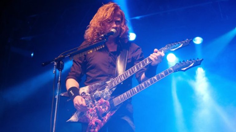 11. Дейв Мъстейн

По време на концерт в Сингапур през 2012 г. един от основателите на Metallica, а след това и на Megadeth, изразява мнението, че тогавашният американски президент Барак Обама е организирал масови престрелки в САЩ, за да успее да прокара забрана за оръжията. По-късно музикантът признава, че всъщност е повтарял неща, които е чул от водачa на организацията "Американски собственици на оръжия" Лари Прат. Но съществува и друга конспиративна, но трудно доказуема теория - че Megadeth са по-добра банда от Metallica. Може би Мъстейн вярва и в това.