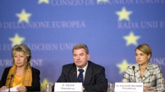 В необичайно острото си изявление Рединг (вляво) подчерта, че никоя страна не може да разчита на специално отношение, когато залогът са ценностите и законите на Европейския съюз.