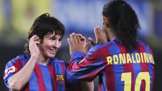 Пас на Роналдиньо и магия! 15 години от първия гол на Лео Меси за Барселона (видео)