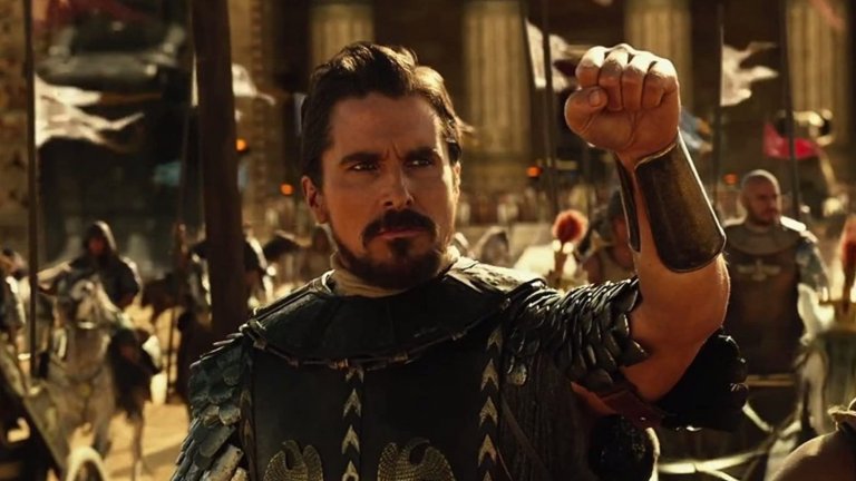 Крисчън Бейл в "Изход: Богове и царе" През 2014 г. британецът е избран да играе Мойсей – решение, което предизвиква меко казано учудване. Оправданието на режисьора Ридли Скот е, че ако наеме някой актьор от египетски произход, може би продуцентските компании няма да се съгласят да финансират амбициозния му и доста скъп проект.