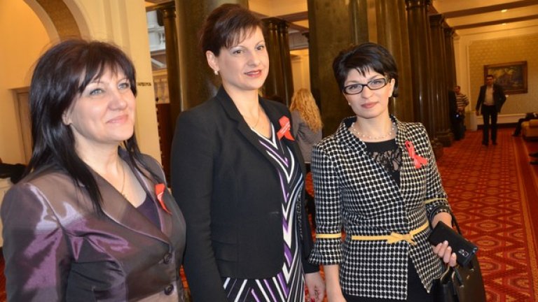 Даниела Дариткова (в средата) ще поеме Здравната комисия след оставката на ген. Стоян Тонев