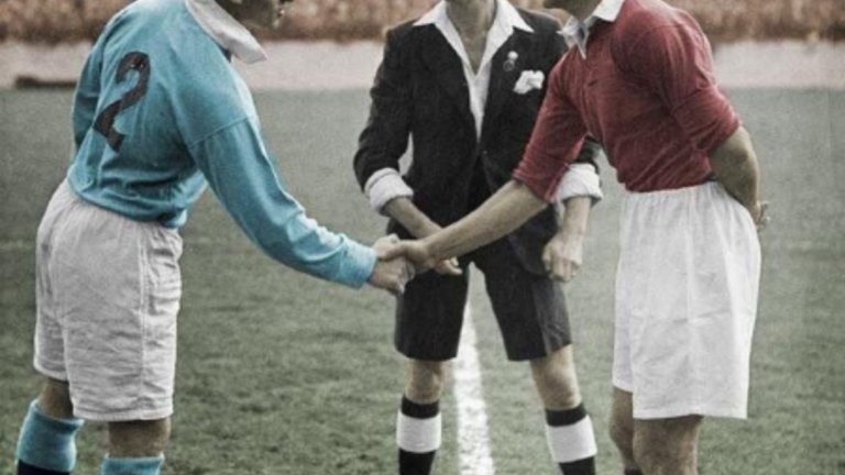 Оцветено с компютърна програма дерби на Манчестър от 1947-а. Обърнете внимание на съдията.