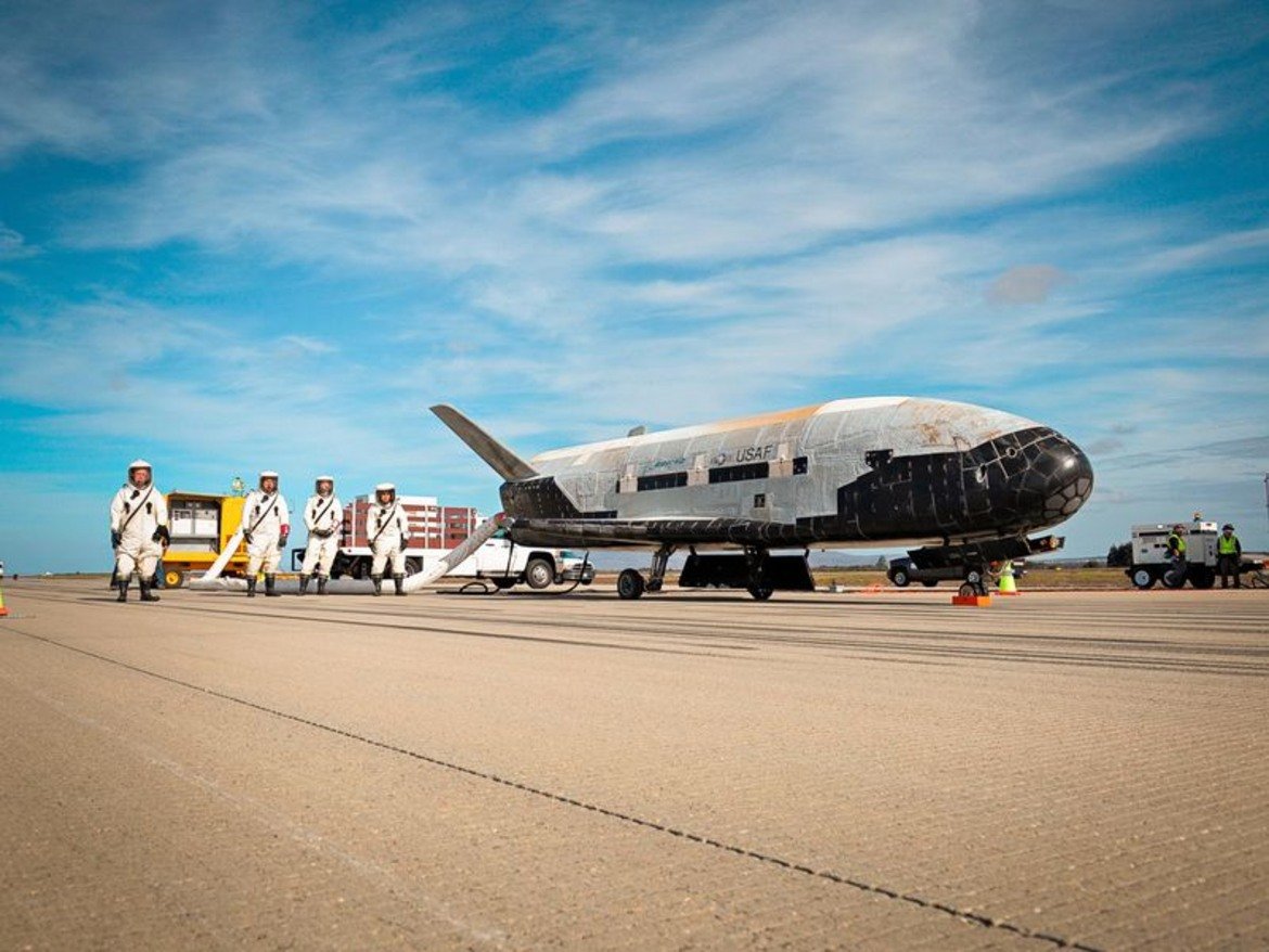 X-37B - военната космическа совалка на САЩ.
