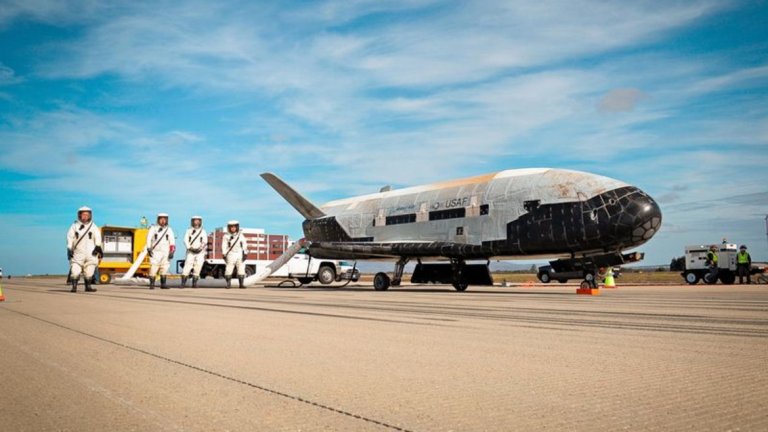 X-37B - военната космическа совалка на САЩ.