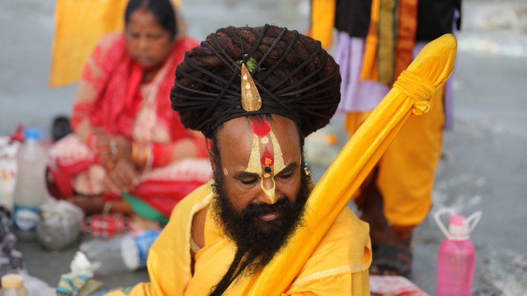 В Индия вярват, че водите на свещената река ще ги пречистят и освободят от греховете