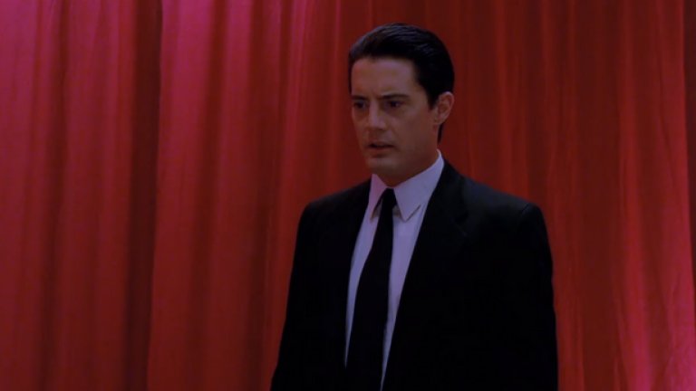 Туин Пийкс (1990-1991)
Истинските фенове знаят, че никога не е имало план това да се превърне в друго, освен минисериал. Но тогава странният сериал се превърна в мания и вторият сезон се появи, за да ни разкрие кой уби Лора Палмър. Фокусът се измести към други герои, както и към нов убиец. Втори сезон изглеждаше като последен, но... Спомняте ли си сцената, в която мъртвата Лора Палмър предсказва, че ще се завърне след 25 години? Е, работата по новия сезон е в разгара си.