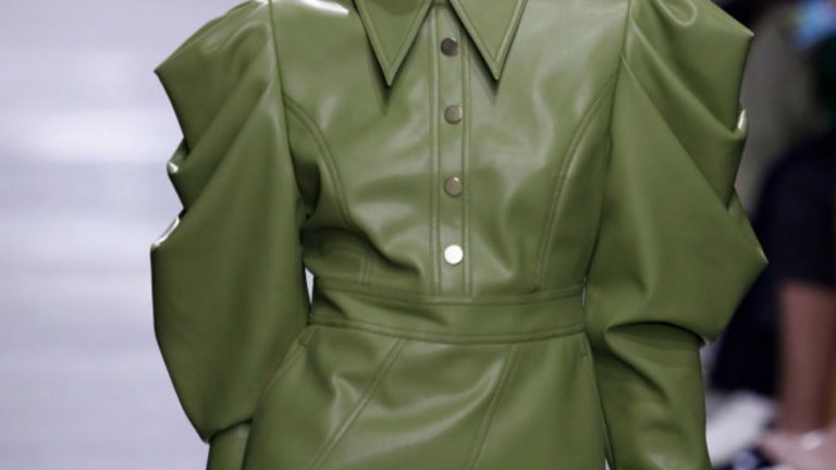 И е много подходящ да е в кожена връхна дреха, както видяхме и от модния подиум. 
Модел на Annakiki от Седмицата на модата в Милано през септември 2019 г.