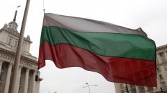 Смъкнатото българско знаме на площад "Независимост" в деня на национален траур