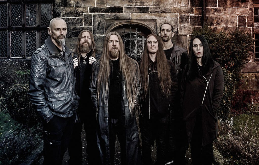 Doom metal
Огромно течение, което започва още от Black Sabbath и се разклонява в редица поджанрове като epic doom, stoner doom, sludge doom, funeral doom, black doom и death doom. Doom metal групите свирят в бавни темпа, често с настроени ниско китари с цел постигане на максимално дебел и плътен звук. Тематиката в текстовете няма да ви изненада -  става въпрос за мрак, надвиснала гибел и обреченост, а вокалите са дълбоки, далечни и лишени от човечност.
Death doom е сред популярните разклонения и вкарва малко повече енергия и комплексност от обичайните за жанра. Сред видните му представители са Paradise Lost, Swallow the Sun и My Dying Bride. Ако търсите нещо още по-злокобно обаче, трябва да чуете funeral doom банди като  Thergothon, Corrupted или Mournful Congregation. Funeral doom метълът се характеризира с погребални песни с още по-бавно темпо, с пространствени клавири и вокали, които сякаш изръмжават последните си дихания. Друг любопитен поджанр, който също се причислява към дуум метъла, е известен като drone metal и включва продължително звучащи ниски тонове, които често жужат непрекъснато по време на целите песни. Китарите са със силен ехо ефект и звучат безкрайно далечно, песните са хипнотизиращи и без конкретно изнесен бийт. Този стил възниква в края на 90-те с експериментатори като Sunn O))), Earth и Boris.