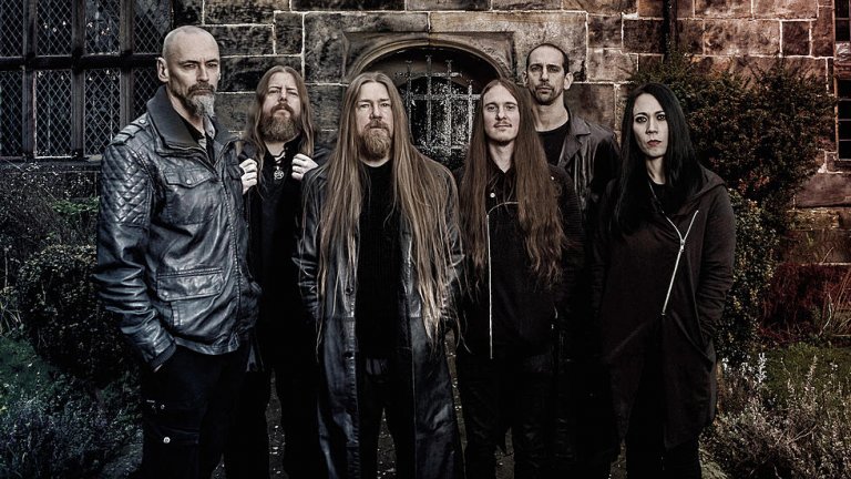 Doom metal
Огромно течение, което започва още от Black Sabbath и се разклонява в редица поджанрове като epic doom, stoner doom, sludge doom, funeral doom, black doom и death doom. Doom metal групите свирят в бавни темпа, често с настроени ниско китари с цел постигане на максимално дебел и плътен звук. Тематиката в текстовете няма да ви изненада -  става въпрос за мрак, надвиснала гибел и обреченост, а вокалите са дълбоки, далечни и лишени от човечност.
Death doom е сред популярните разклонения и вкарва малко повече енергия и комплексност от обичайните за жанра. Сред видните му представители са Paradise Lost, Swallow the Sun и My Dying Bride. Ако търсите нещо още по-злокобно обаче, трябва да чуете funeral doom банди като  Thergothon, Corrupted или Mournful Congregation. Funeral doom метълът се характеризира с погребални песни с още по-бавно темпо, с пространствени клавири и вокали, които сякаш изръмжават последните си дихания. Друг любопитен поджанр, който също се причислява към дуум метъла, е известен като drone metal и включва продължително звучащи ниски тонове, които често жужат непрекъснато по време на целите песни. Китарите са със силен ехо ефект и звучат безкрайно далечно, песните са хипнотизиращи и без конкретно изнесен бийт. Този стил възниква в края на 90-те с експериментатори като Sunn O))), Earth и Boris.