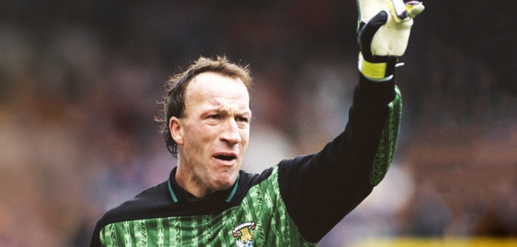 Кривоносият идол на милиони, който бе "похитен" от бандити в Казахстан и спря цигарите срещу нов договор