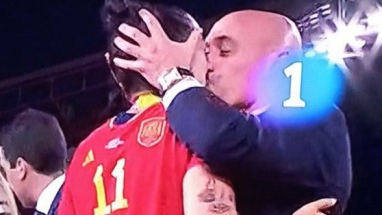 Президентът на испанската федерация целуна футболистка по устата и предизвика скандал (видео)
