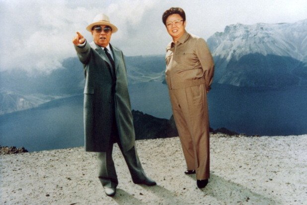 Ким Ир Сен и Ким Чен Ир - синът на Великия вожд, който е наричан Любимия ръководител, се обявява за един от най-добрите голфъри в света