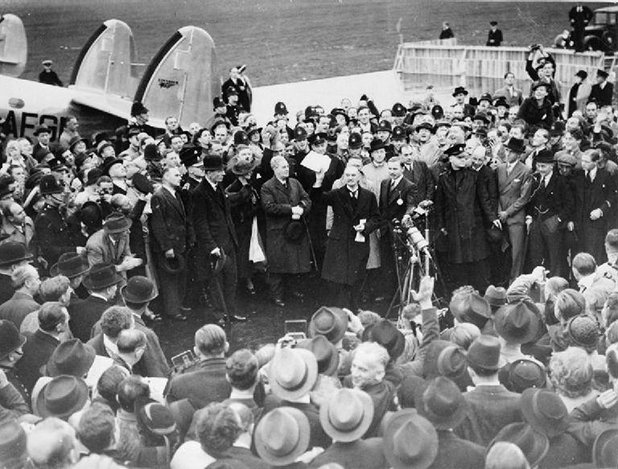 Чембърлейн самодоволно размахва договора на летището в Лондон и заявява след това пред британския парламент: "Аз донесох мир за нашето поколение!"