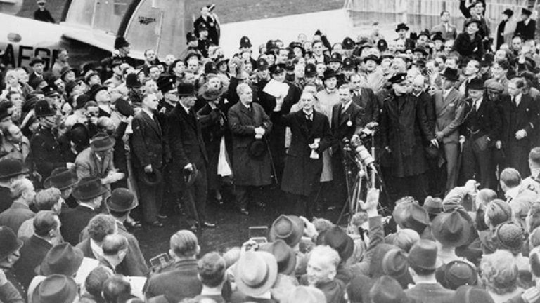 Чембърлейн самодоволно размахва договора на летището в Лондон и заявява след това пред британския парламент: "Аз донесох мир за нашето поколение!"