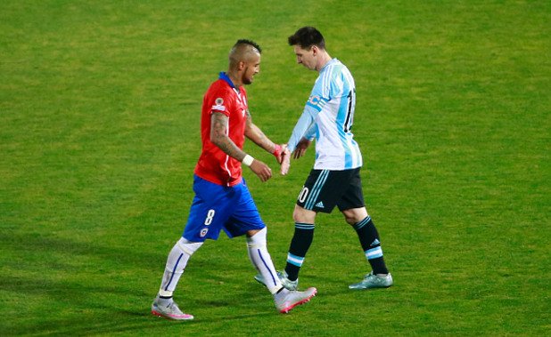 Спортсменството преди всичко. Преди месец Меси и Видал се срещнаха на финала в Шампионската лига. Тогава аржентинецът триумфира. Сега е време и чилиецът да се порадва.